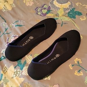 SZ 8 Black round toe Rothy's